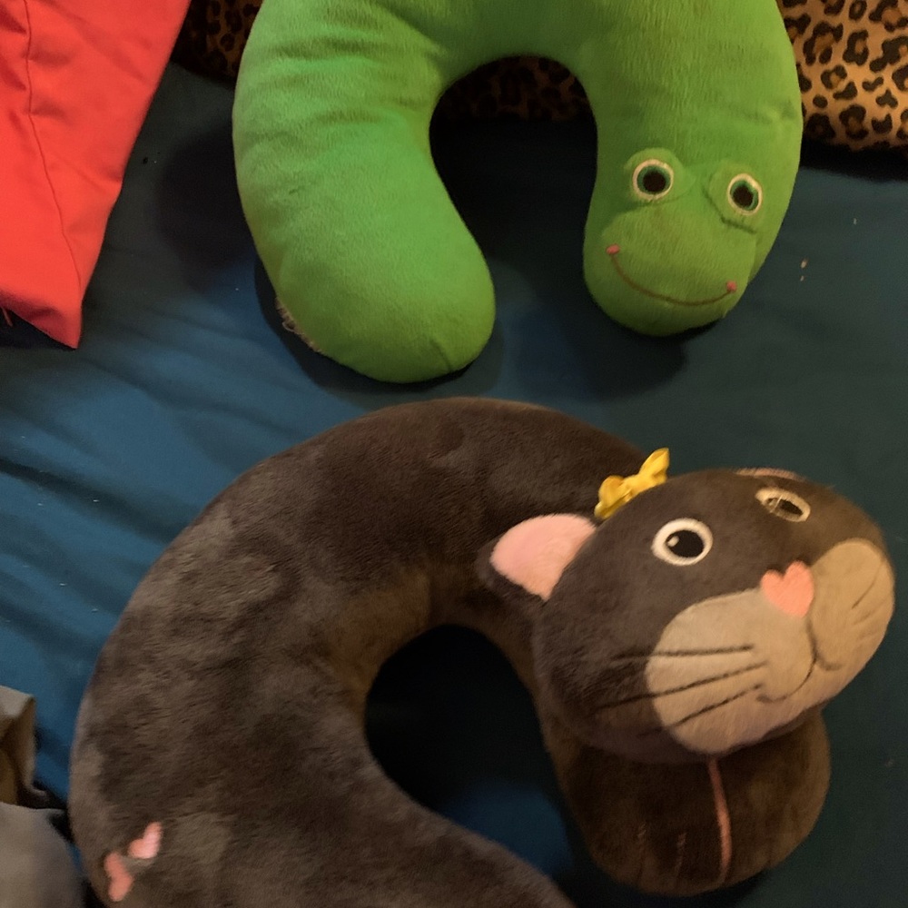 Neck buddy pillows